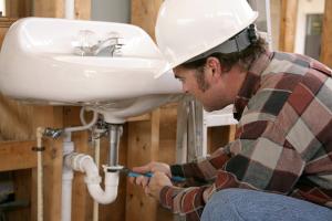 Plumber in Westminster installs a new sink